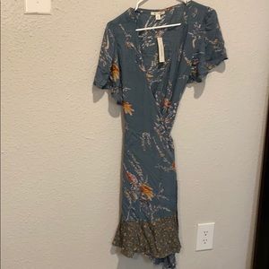 🛍 3/$20! Blue floral tie-front wrap dress M Miami